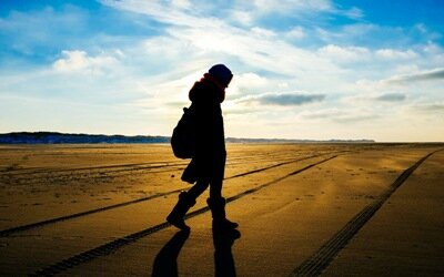 Kobieta z plecakiem idzie po pustkowiu